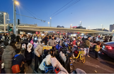 南中环街坞城路口拥挤的“接娃大军”。人民网记者王晏如摄