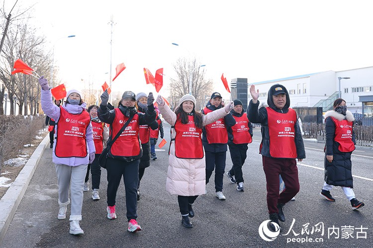 市民徒步迎接新年。人民網記者 劉藝琳攝