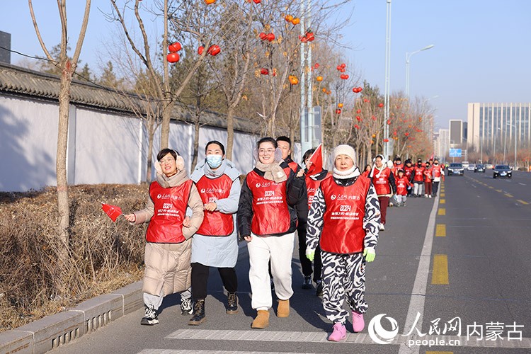 市民徒步迎接新年。人民網記者 寇雅楠攝