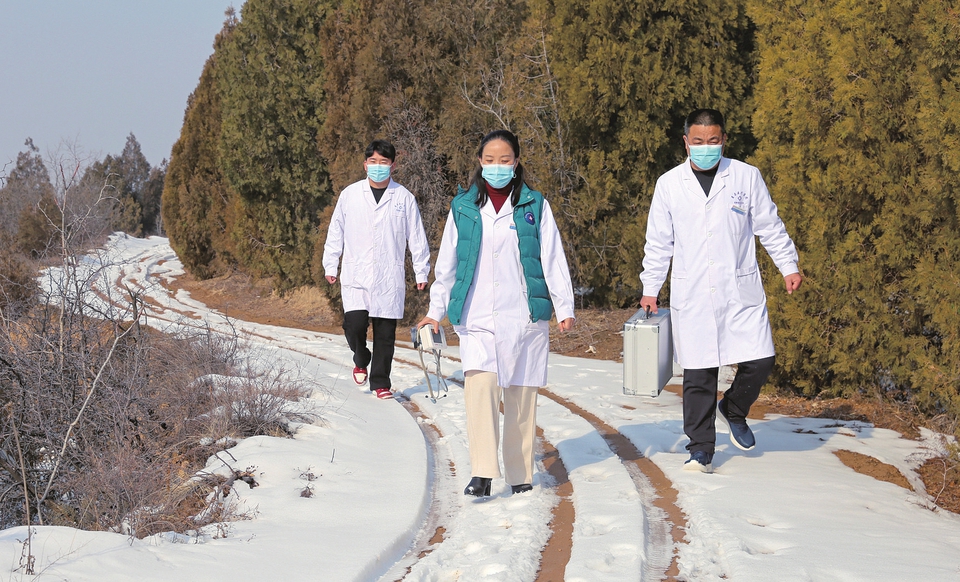 1月30日，夏縣瑤峰鎮衛生院抽派醫護人員進村入戶回訪住院患者，守護百姓健康。張秀峰攝