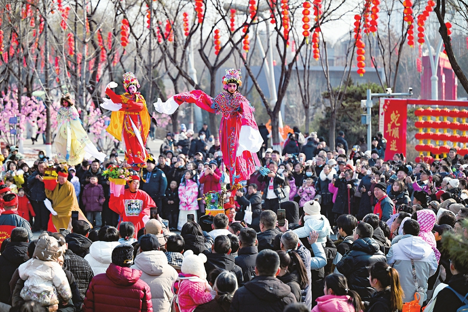 1月30日，太原動物園，精彩的民俗表演吸引眾多市民游客觀看。記者李兆民攝