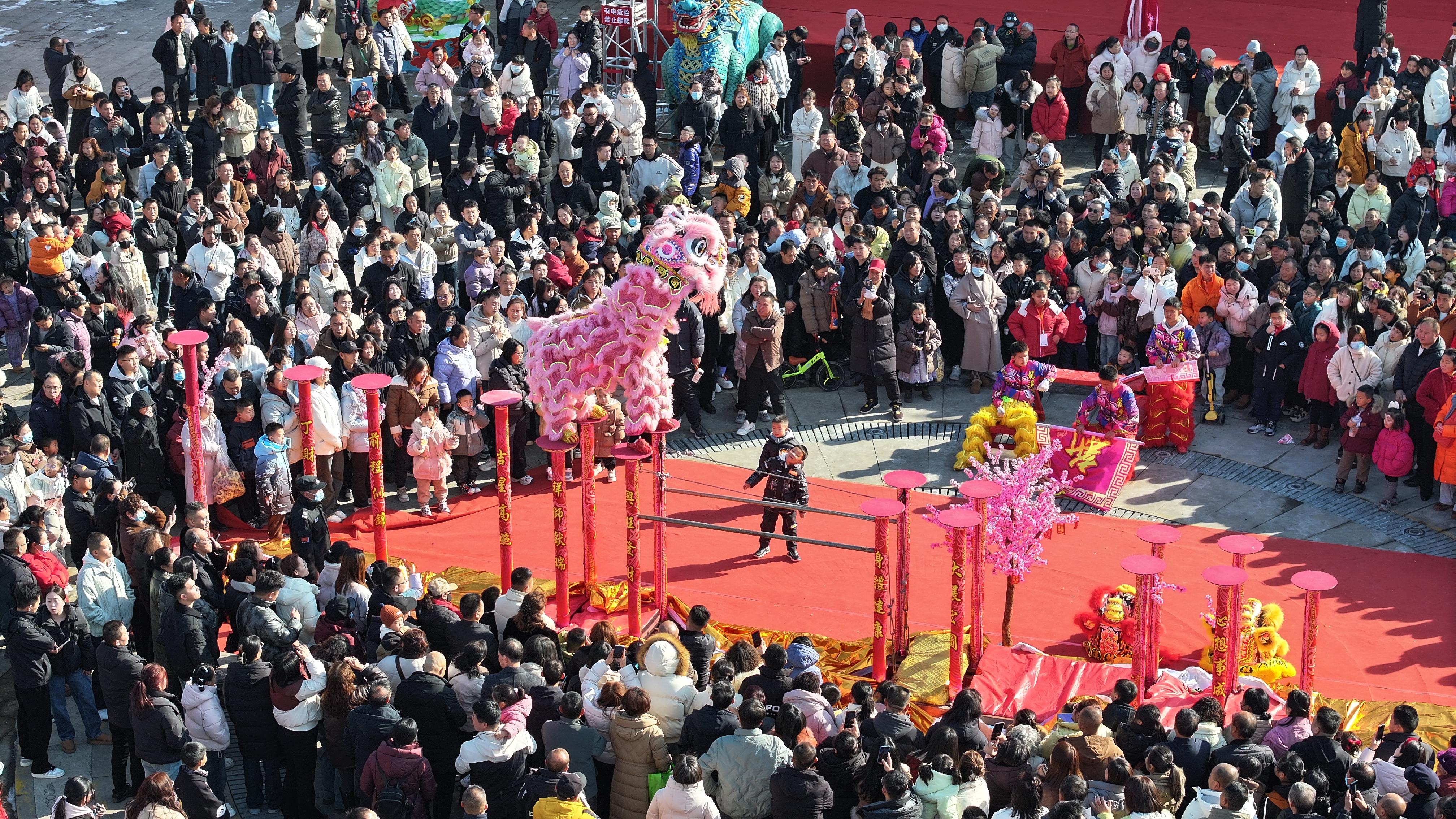 春节期间，振兴小镇各项非遗展演深受游客欢迎。