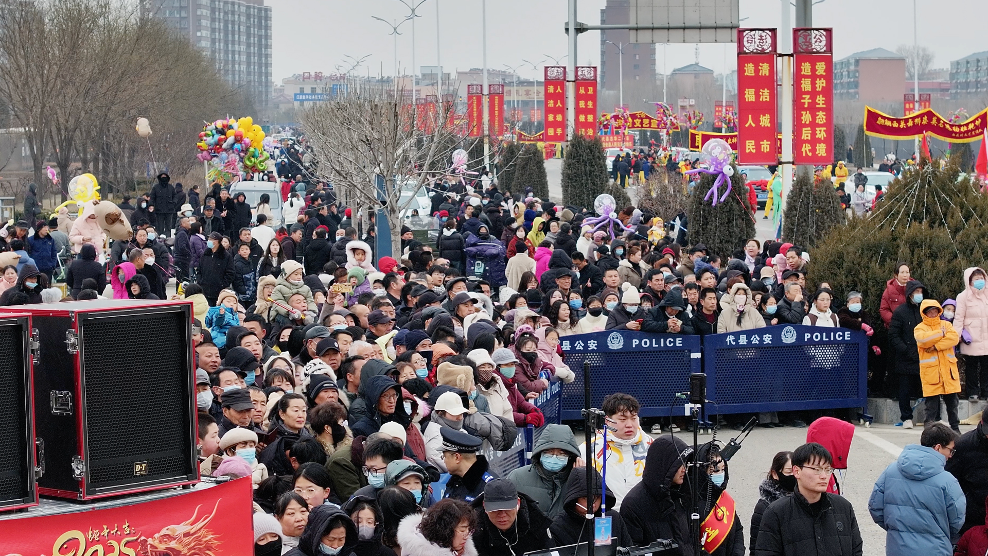 代县街头人头攒动。樊晶璟摄