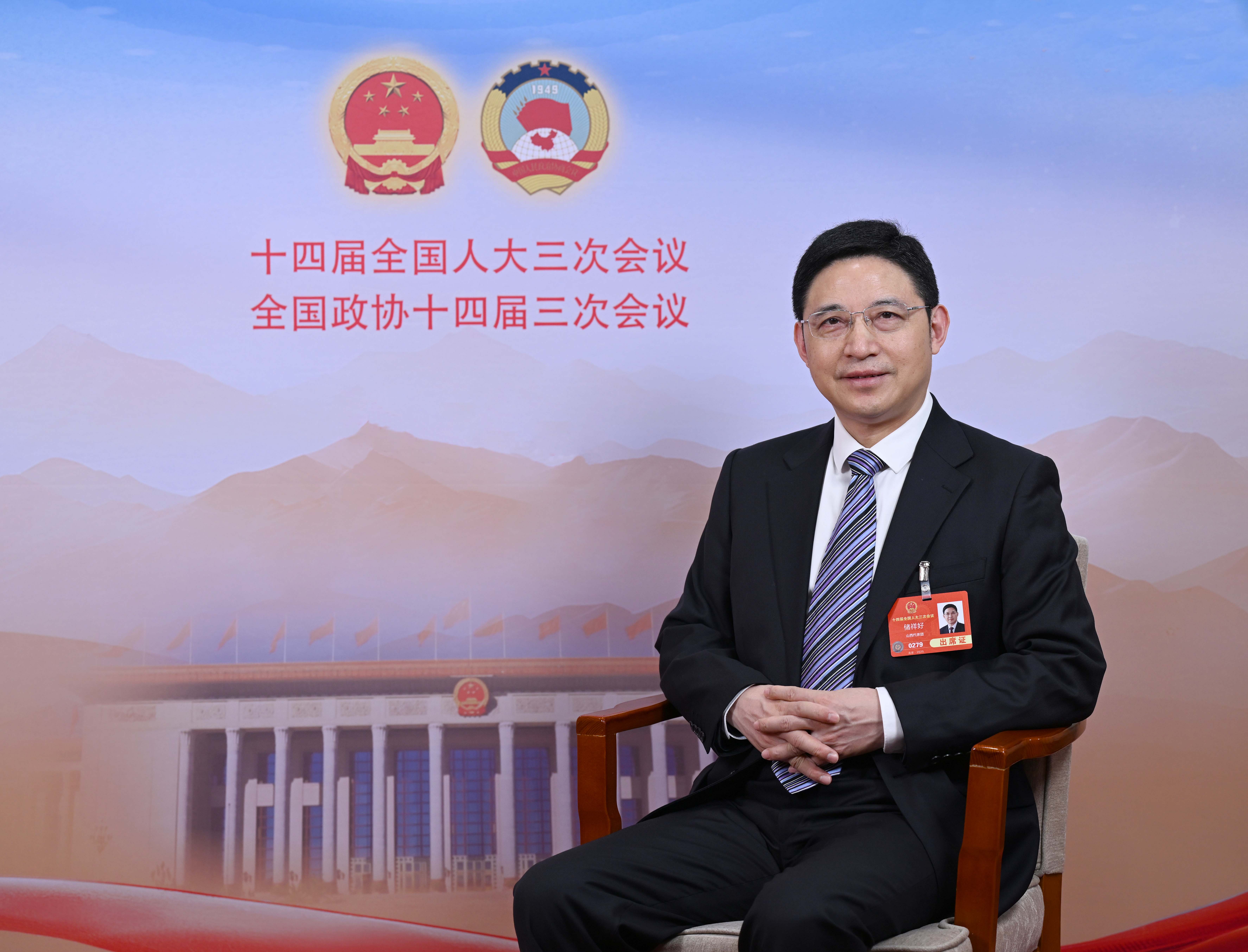 全国人大代表、运城市委书记储祥好作客两会新闻直播间。山西日报记者 史晓波摄