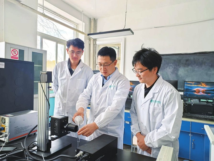 3月5日，太原理工大學化學與化工學院劉俊老師正帶著學生做實驗，主要圍繞山西省大宗煤基固廢資源化利用制備環保和建筑功能材料，展開基礎研究及產業化應用拓展。