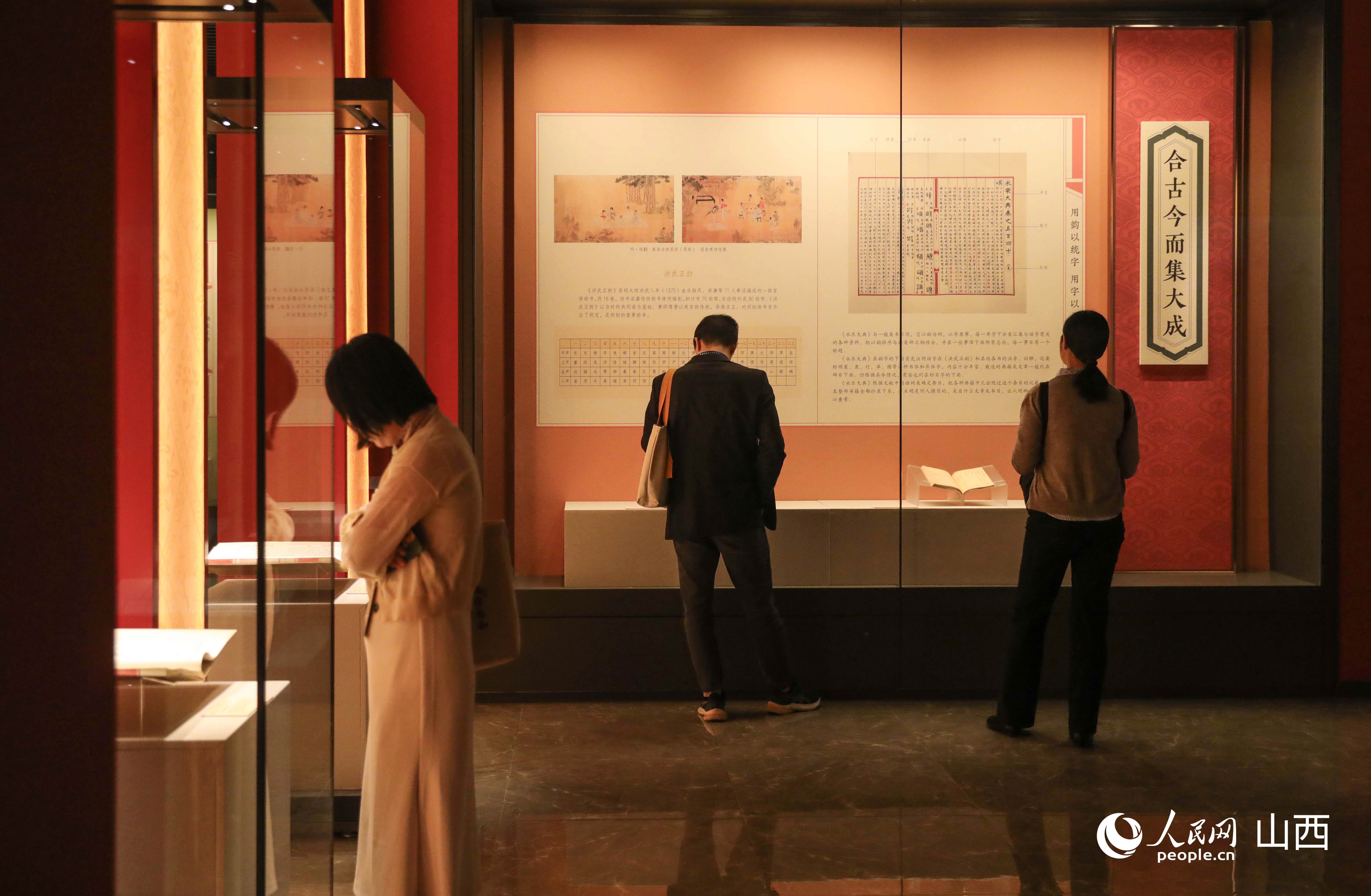 观众沉浸在展览中。