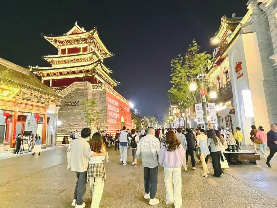 入夜的钟楼街人流熙攘。