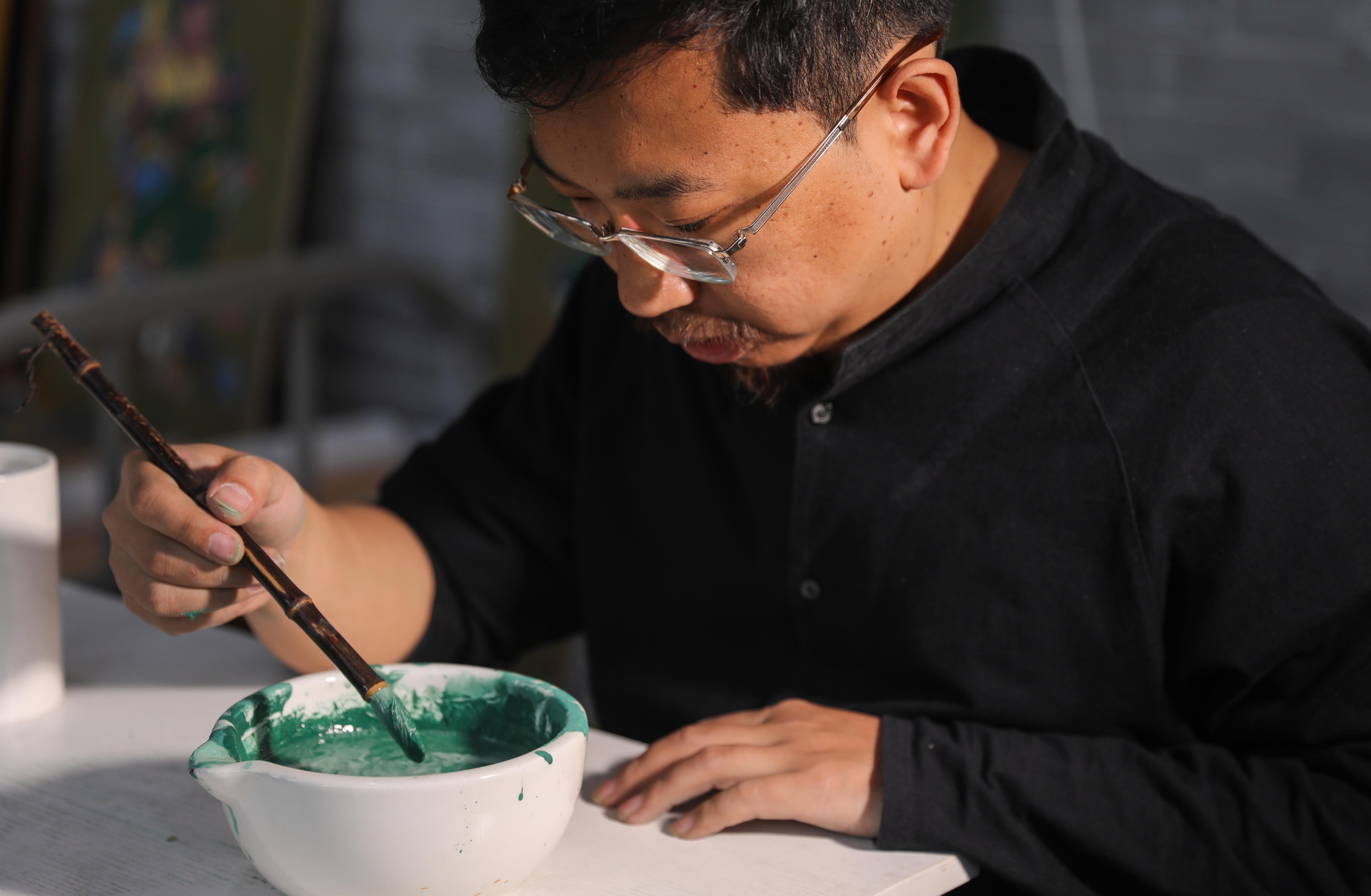 刘子群在手工制作矿物颜料。王帆 摄