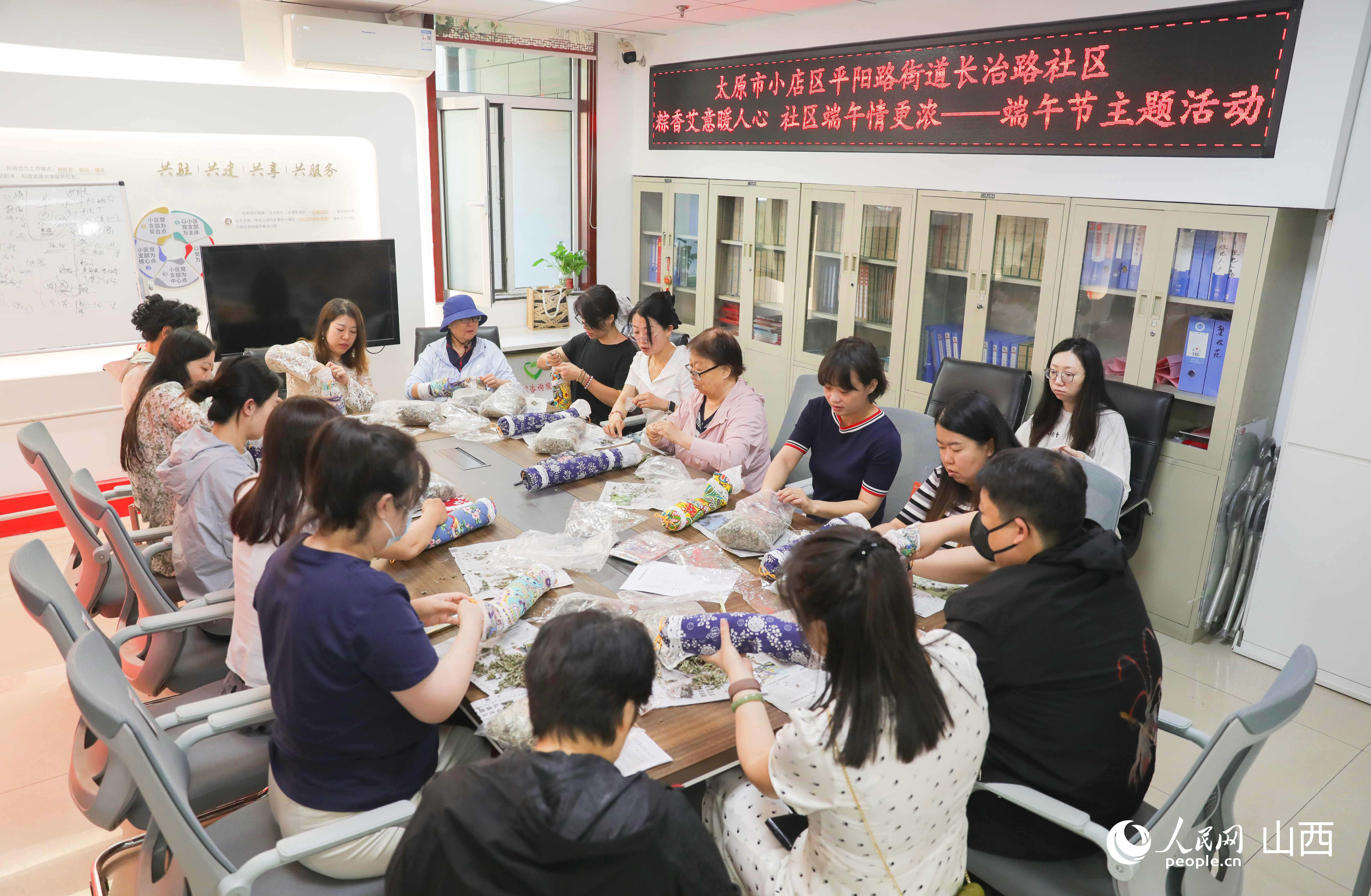 社区居民手作现场。