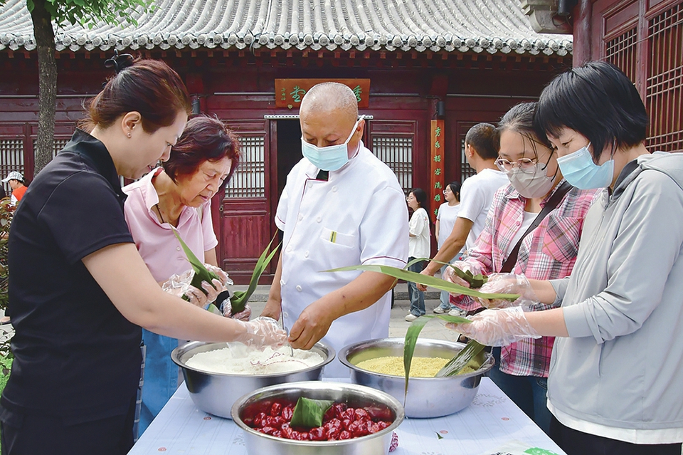 5月30日，由忻州市精神文明建设办公室主办的“我们的节日·端午节”主题活动在秀容书院博物馆举行。人们聚在一起包粽子、做游戏，感受中国传统节日的温情与诗意。 李兆民 樊晶璟摄
