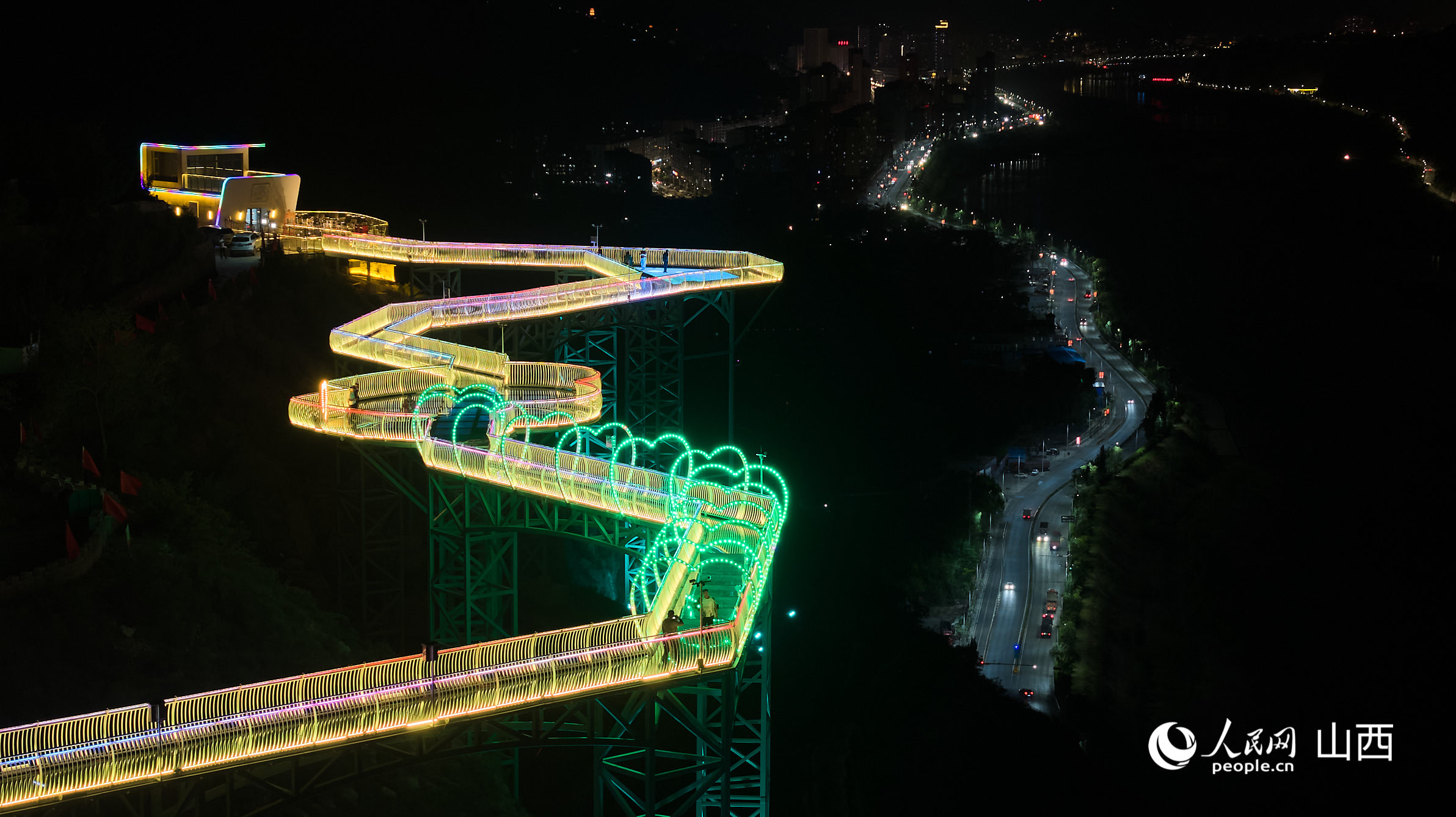 黄河岸边，玻璃栈道项目建成运营。