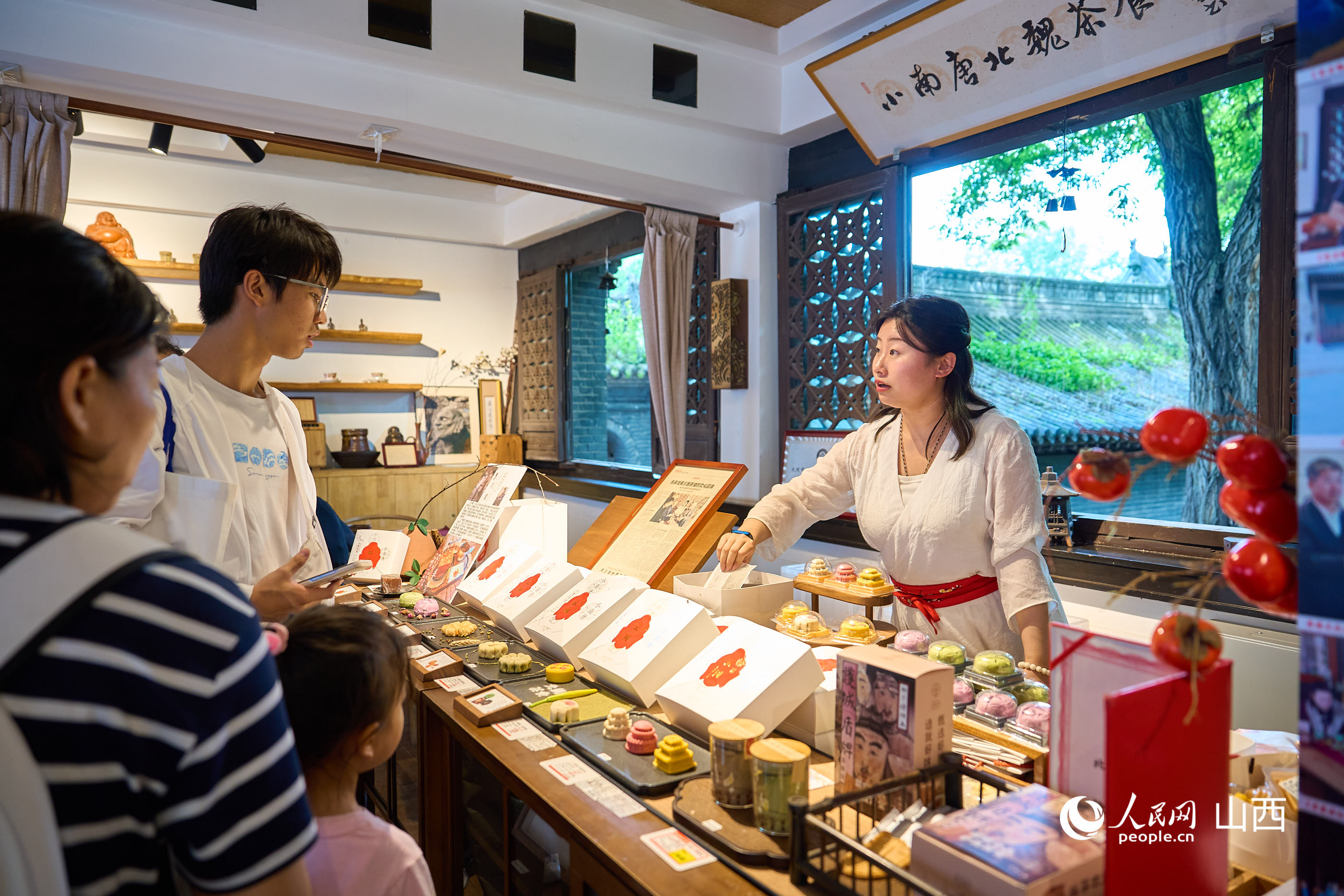 游客在小南唐北魏茶食选购商品。人民网 张超宁摄