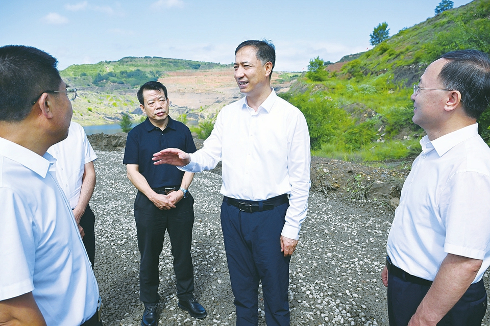 八月十六日，省长卢东亮来到吕梁孝义市西辛庄镇，实地察看煤矿地质环境治理项目进展。记者阮洋摄