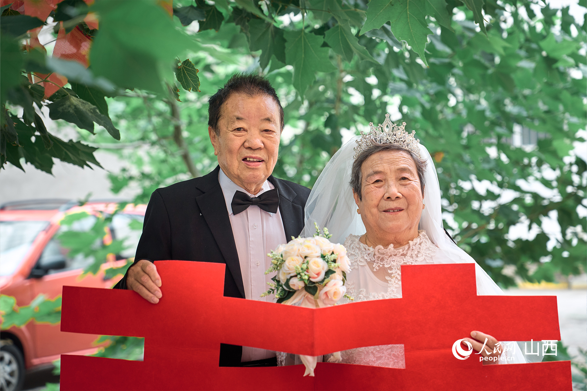 王宪法和许荣生老人拍摄婚纱照。人民网 张超宁摄
