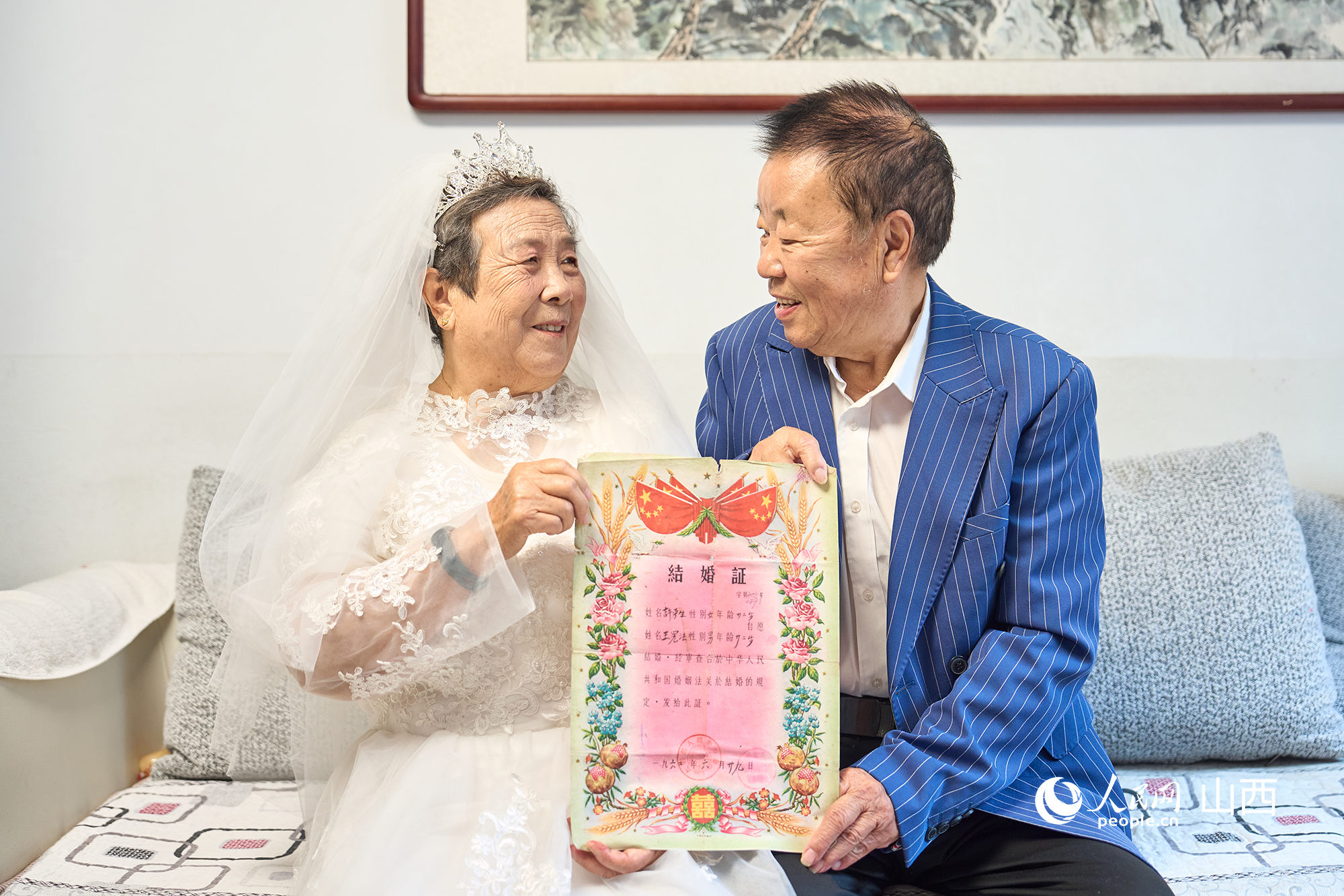 王宪法和许荣生老人婚纱照拍摄现场。人民网 张超宁摄