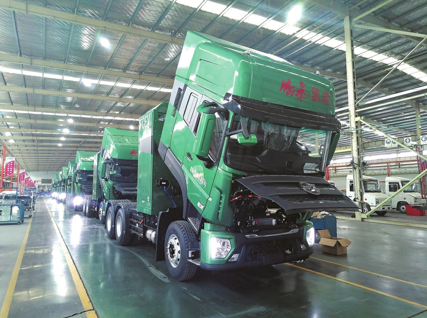 氢能重卡生产车间里，一批卡车即将交付使用。