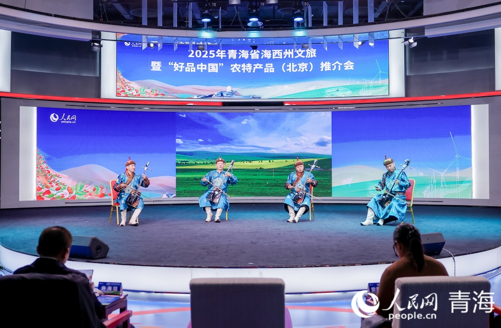 文艺演出。人民网记者 况玉摄