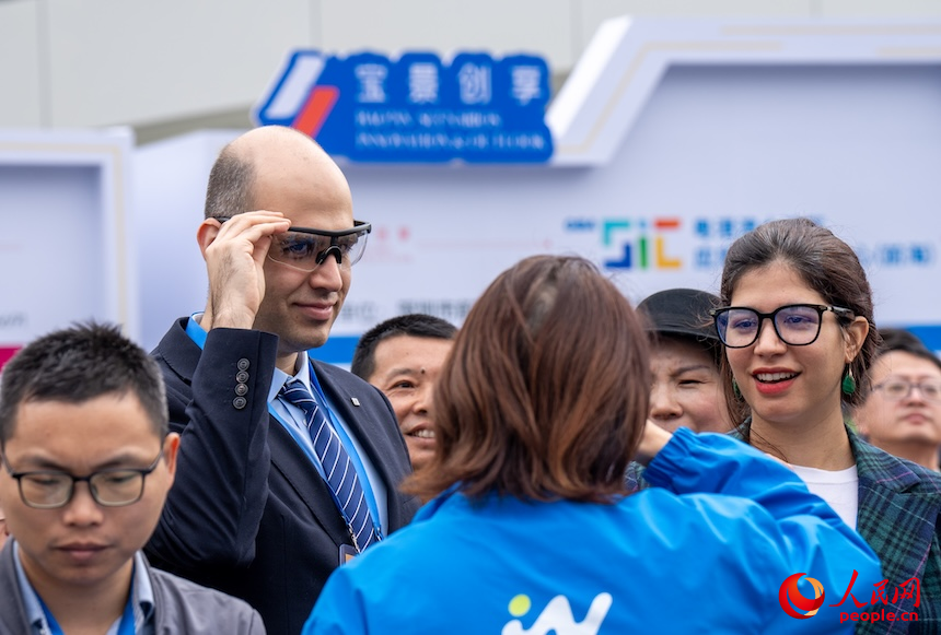 外國客商體驗智能眼鏡產品。人民網 王星攝