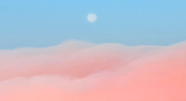 明月静悬粉色云瀑之上