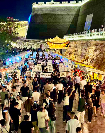 咖啡集市人頭攢動