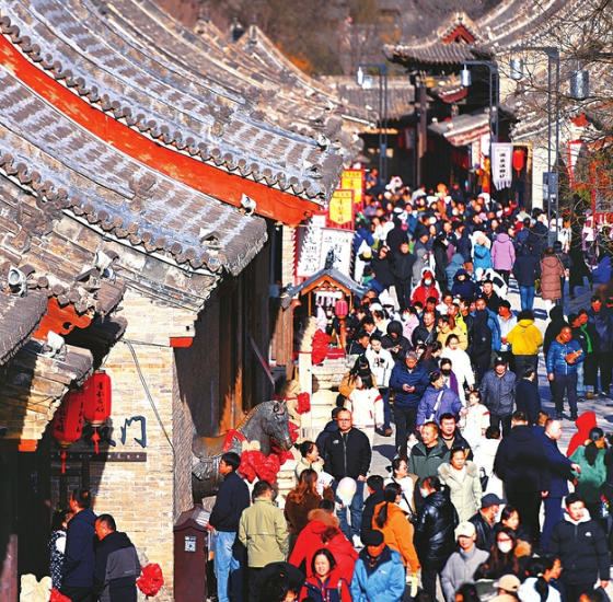 人潮涌動、熱鬧非凡