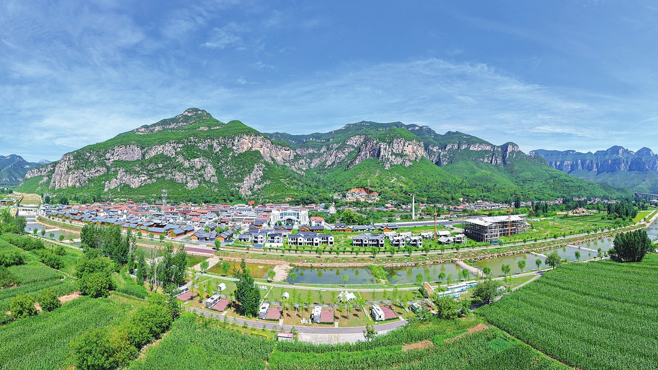 黎城县丹泉小镇通过文旅融合促增收
黎城县丹泉小镇露营基地内,整齐的露营设施点缀太行山水,构成如画美景。该小镇创新文旅业态,打造露营基地,同步推出特色项目,丰富游客体验,通过文旅融合促增收。