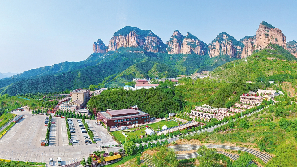 黎城壶山旅游度假区
俯瞰黎城壶山旅游度假区,山林环绕,风景如画。近年来,该景区深挖文化内涵,拓展旅游新业态,将温泉康养、文化体验、休闲度假完美融合,为当地旅游产业注入新活力。