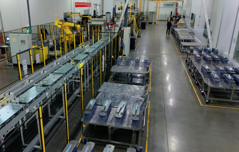 三一朔州硅片生产车间粘棒智能化生产线正在工作