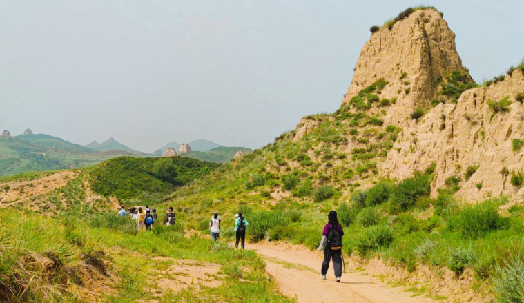 写生的学生们前往三十二长城