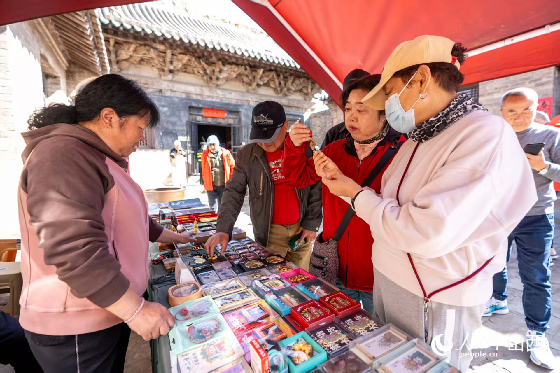 游客在山西省高平市鐵佛寺選購文創產品。人民網記者 盧鵬宇攝
