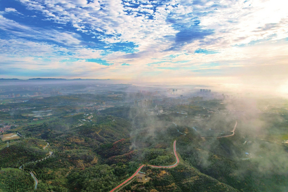 平定县：云海中若隐若现雨后的平定县冠山空气清新，山林青翠欲滴，山巅白云舒展，山脚下的平定县城在云海中若隐若现。