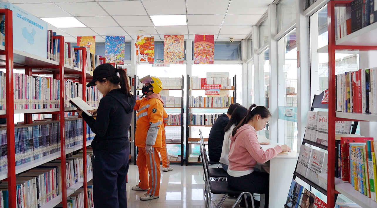 自助圖書館內居民們沉浸閱讀