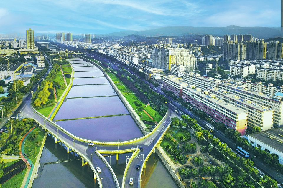 陽泉礦區：美麗家園盡收眼底無人機航拍陽泉礦區，寬敞平坦的道路縱橫交錯，美麗家園盡收眼底。