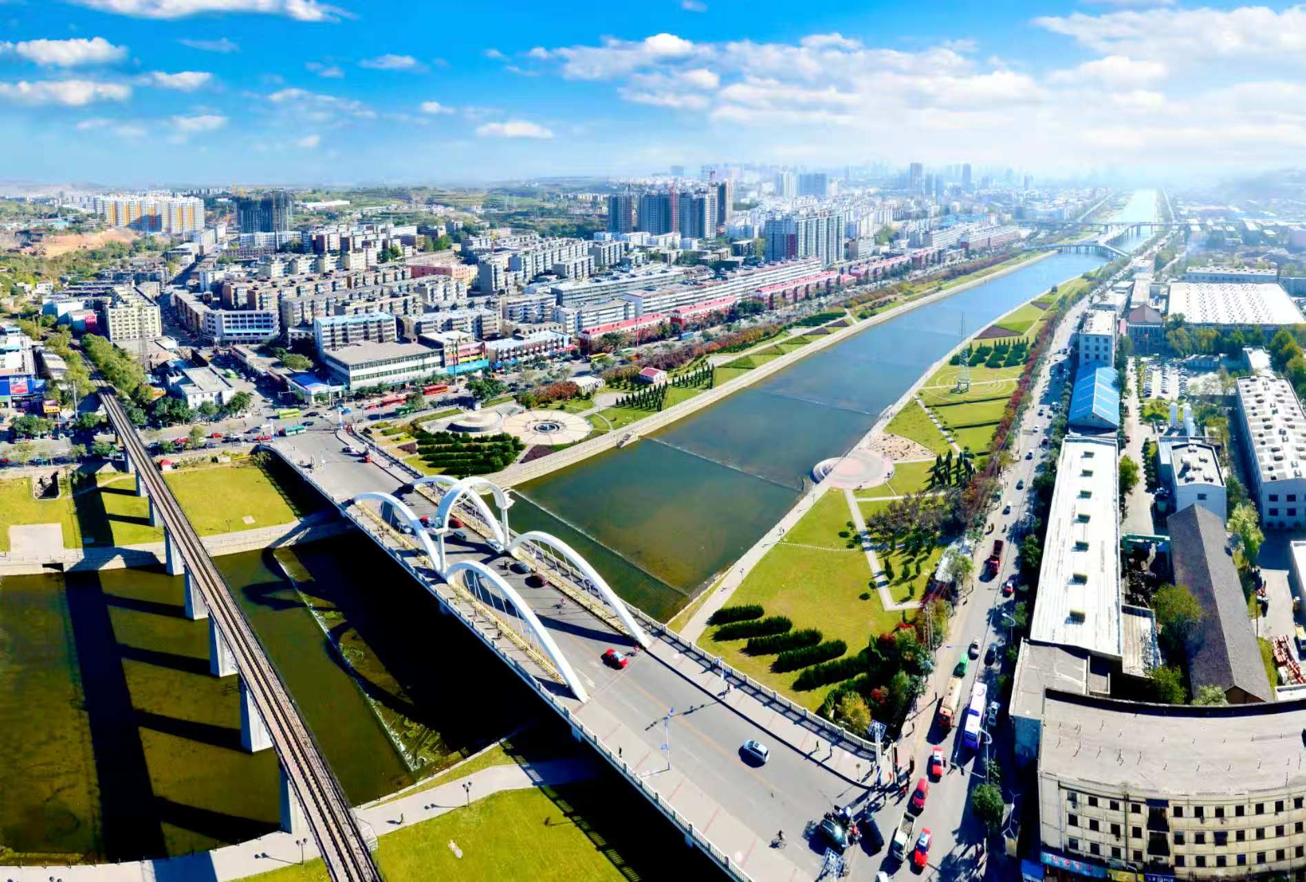 陽泉礦區：美麗家園盡收眼底無人機航拍陽泉礦區，寬敞平坦的道路縱橫交錯，美麗家園盡收眼底。