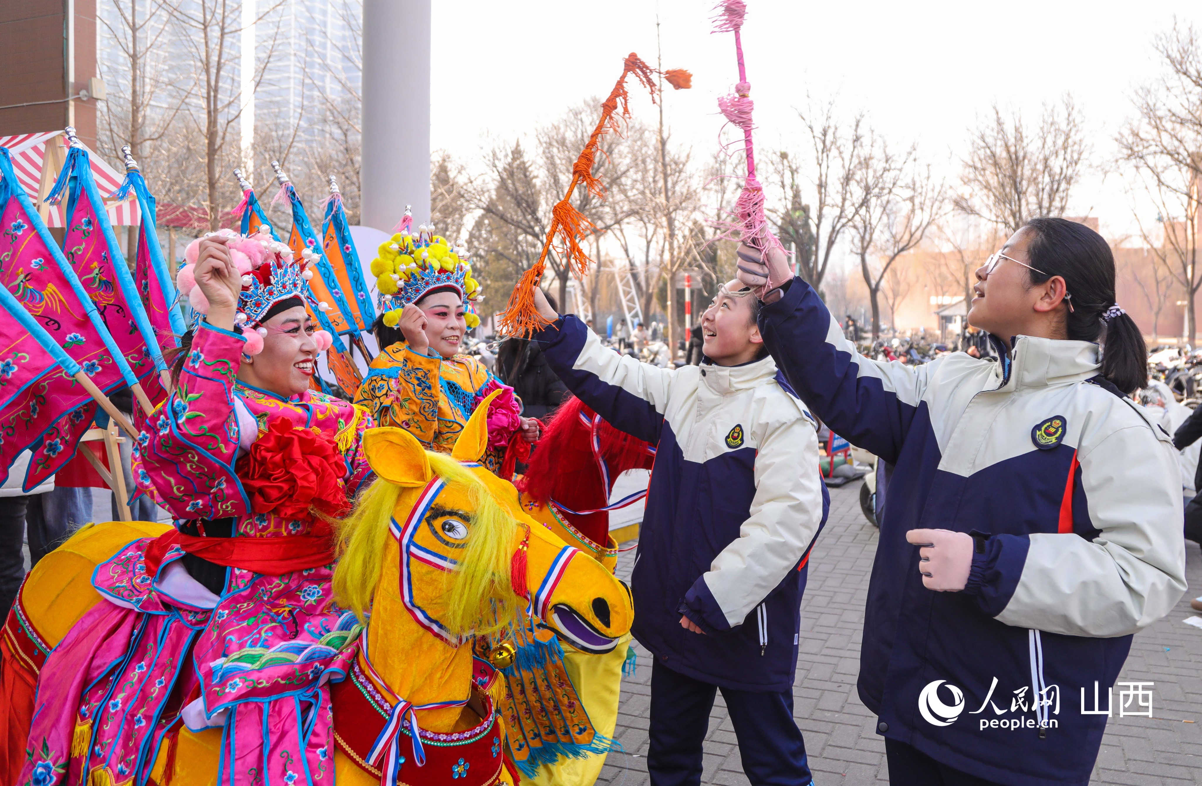 学生与竹马表演者互动。人民网记者 王帆摄
