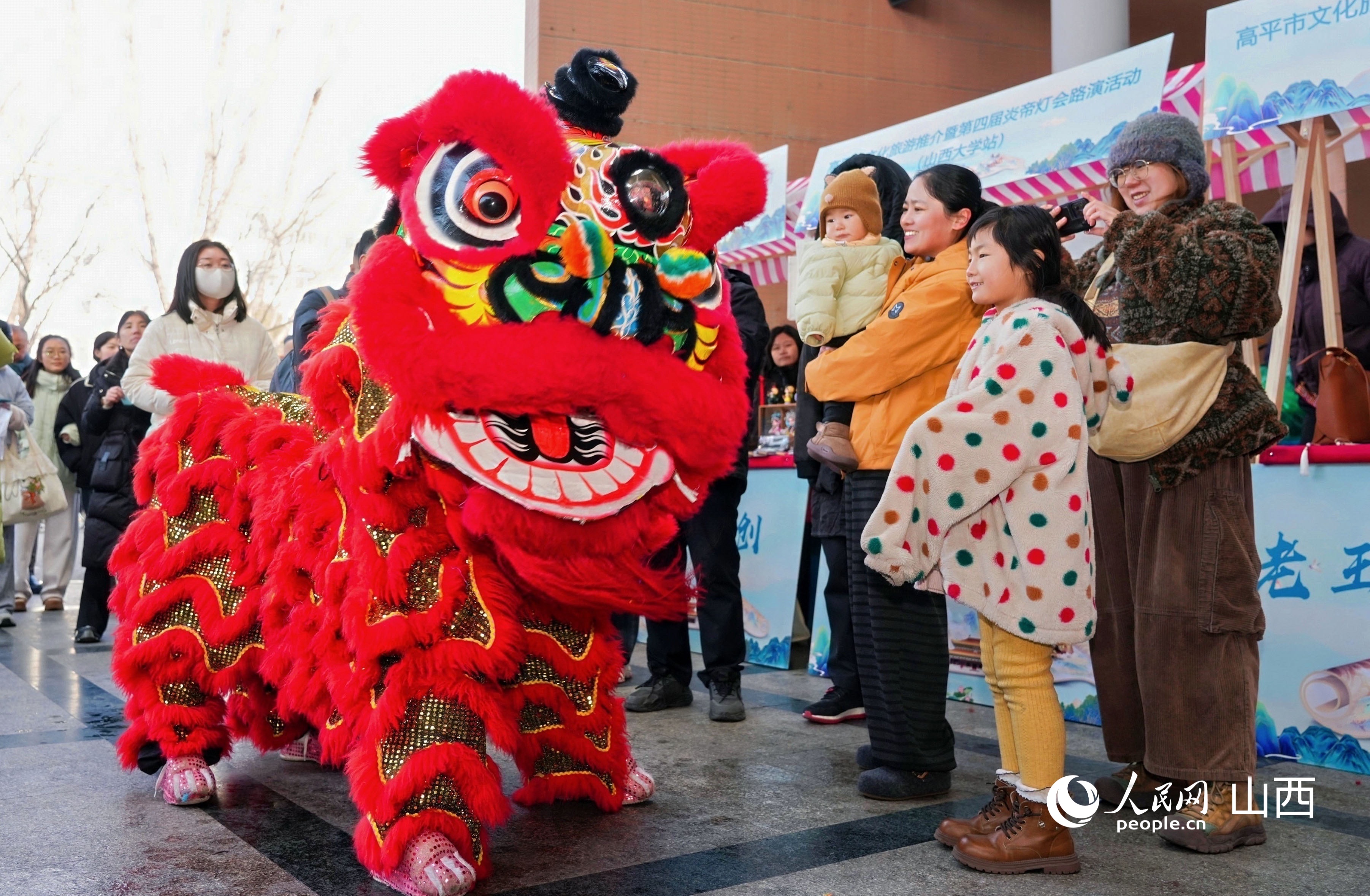 舞狮表演热闹活泼。人民网记者 王帆摄