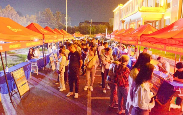 “人才夜市”上企业“摆摊亮岗”