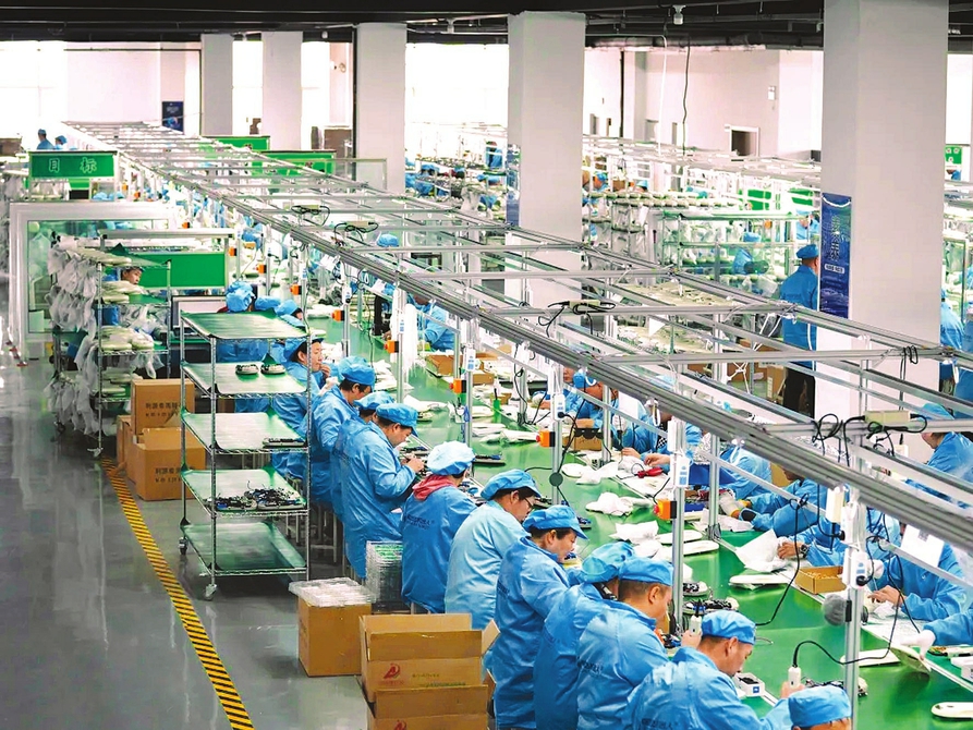 1月16日，在山西嘉世達機器人技術有限公司生產車間內，工人們在生產線前專注操作，全力保障海內外訂單的及時交付。通訊員攝