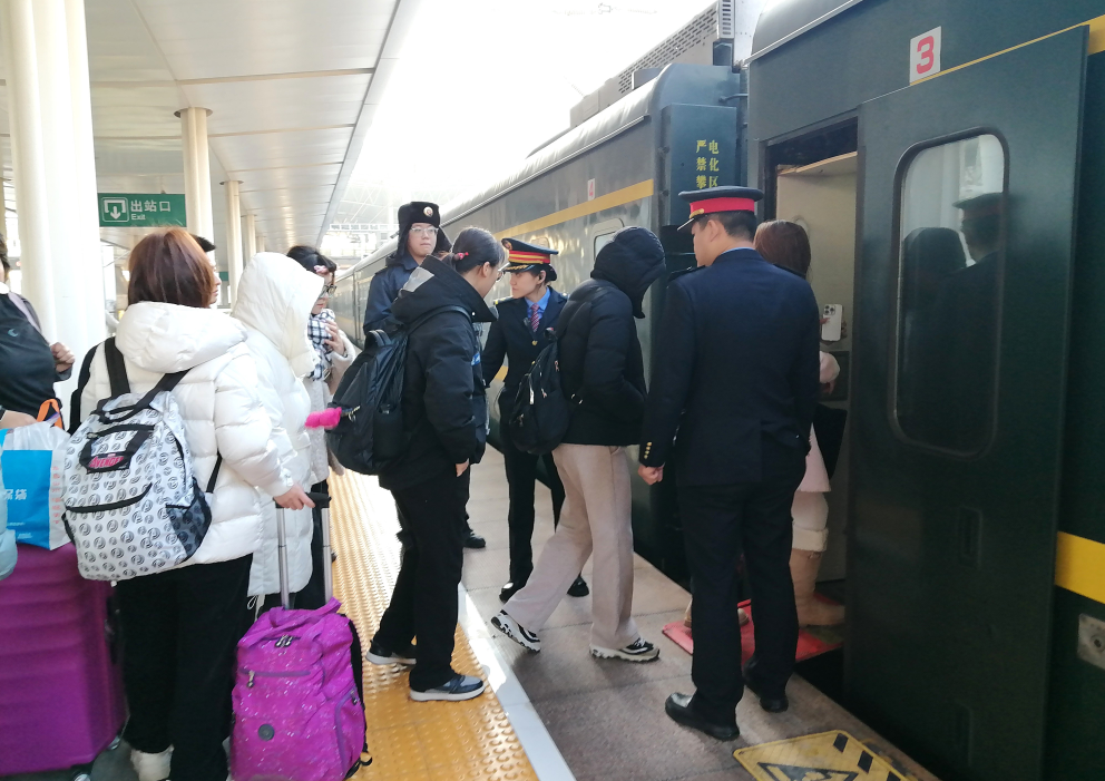 圖4、1月24日,太原客運段Z198次列車的列車長王龍鳳在常州站引導旅客上車。