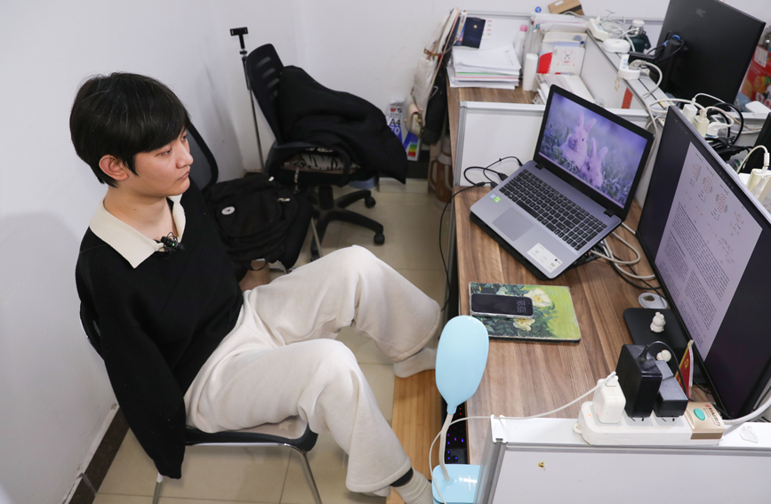 王海港在實驗室工作。人民網記者 王帆攝