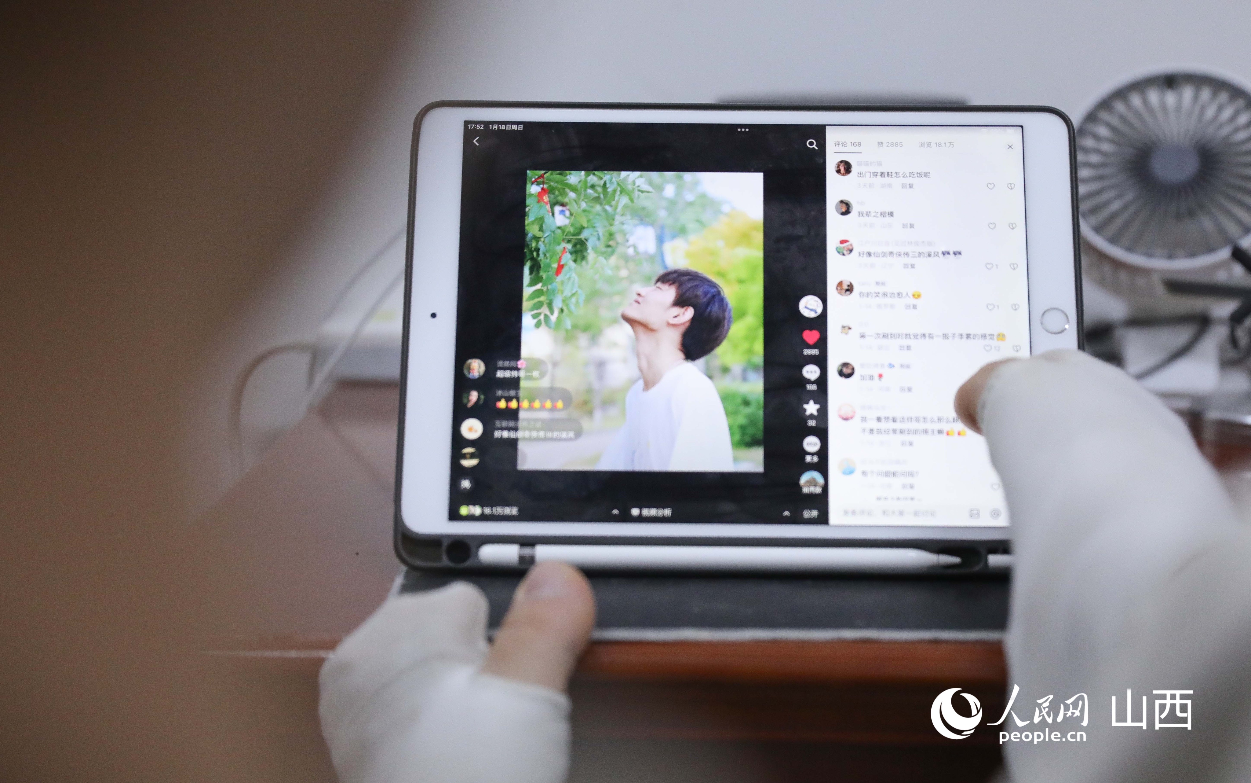 王海港查看個人賬號網友留言。人民網記者 王帆攝