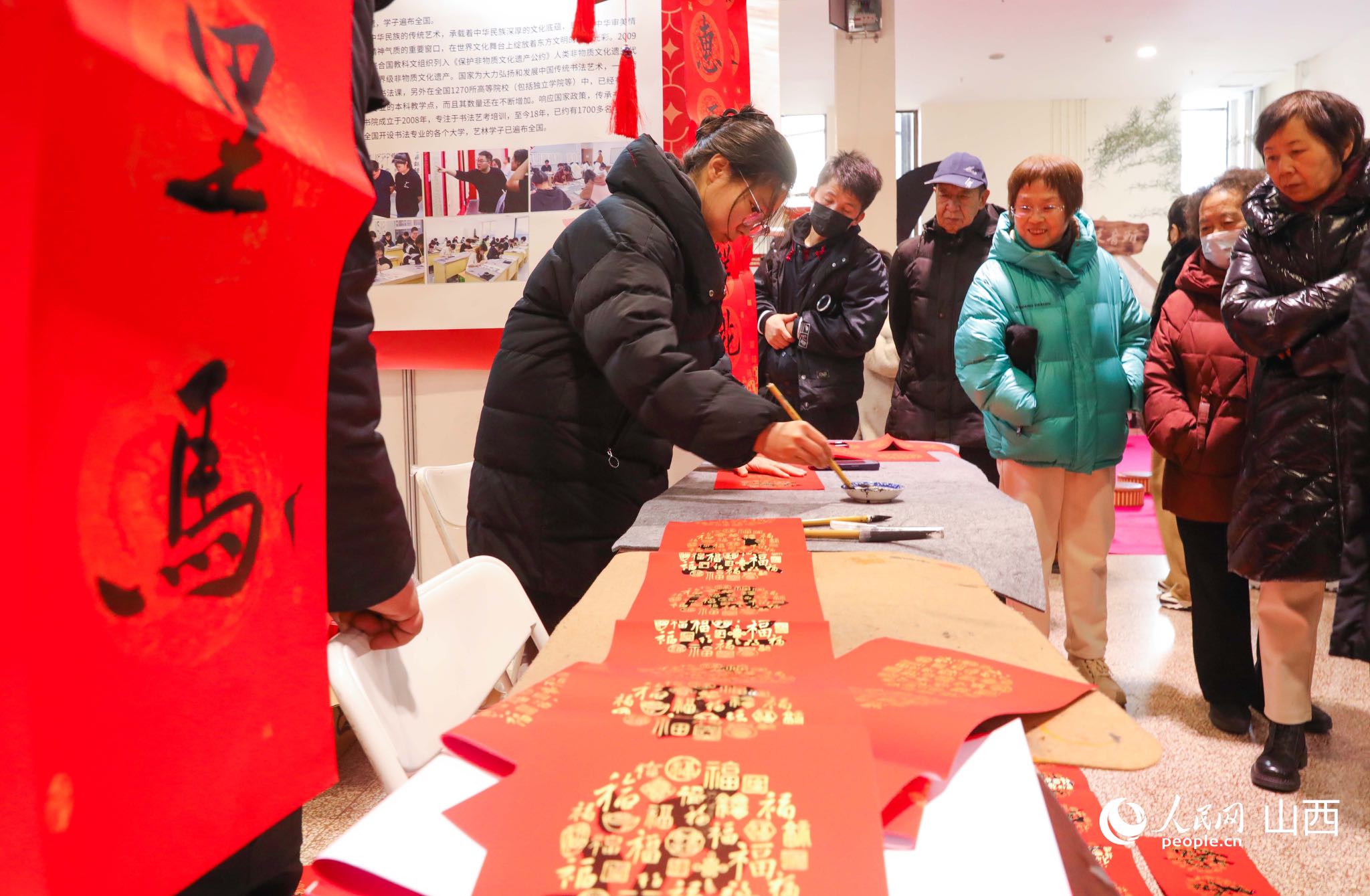 书法爱好者现场为市民书写对联。人民网记者&nbsp;王帆摄&nbsp;