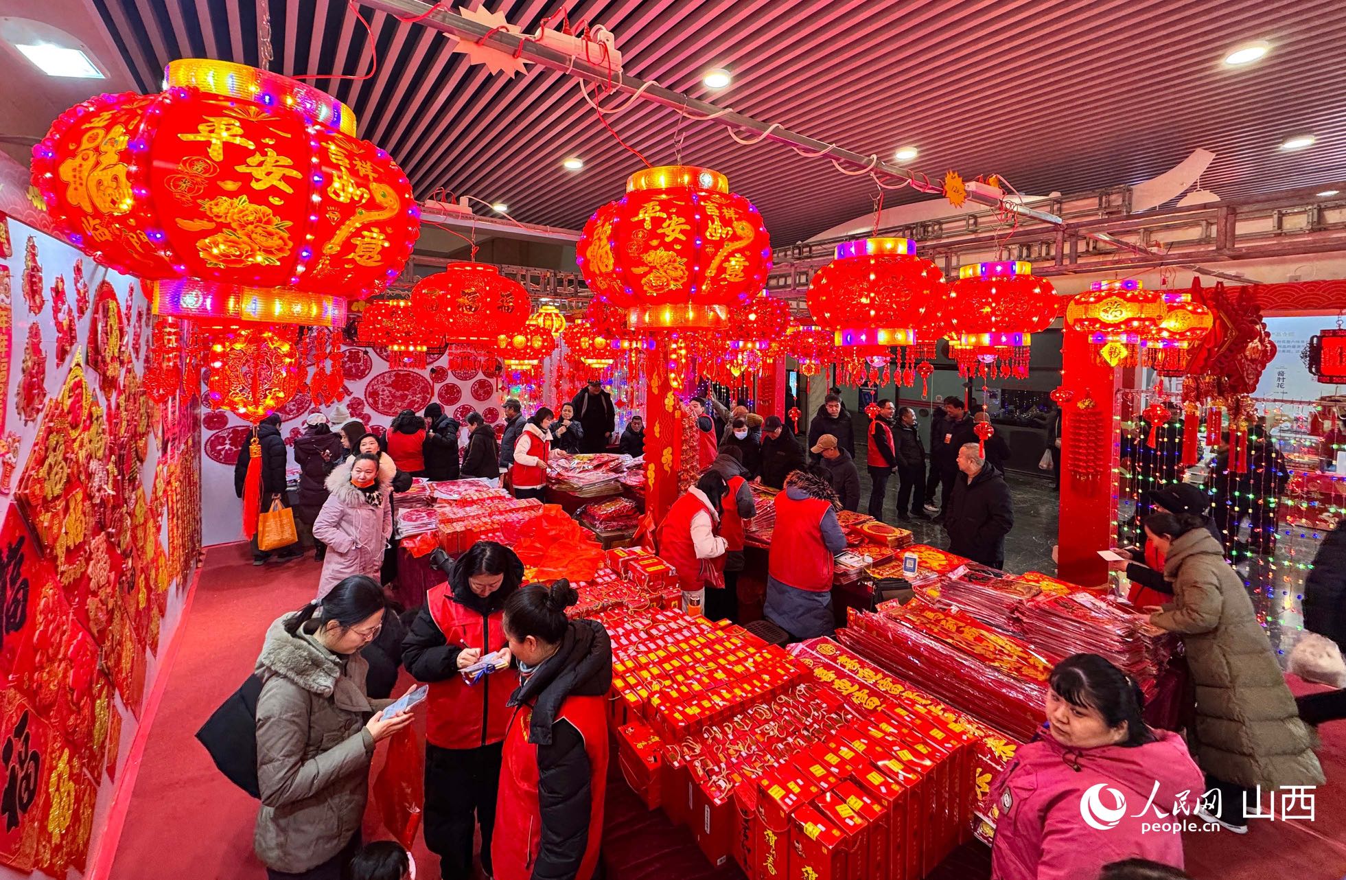 年货大集现场红红火火。人民网记者&nbsp;王帆摄