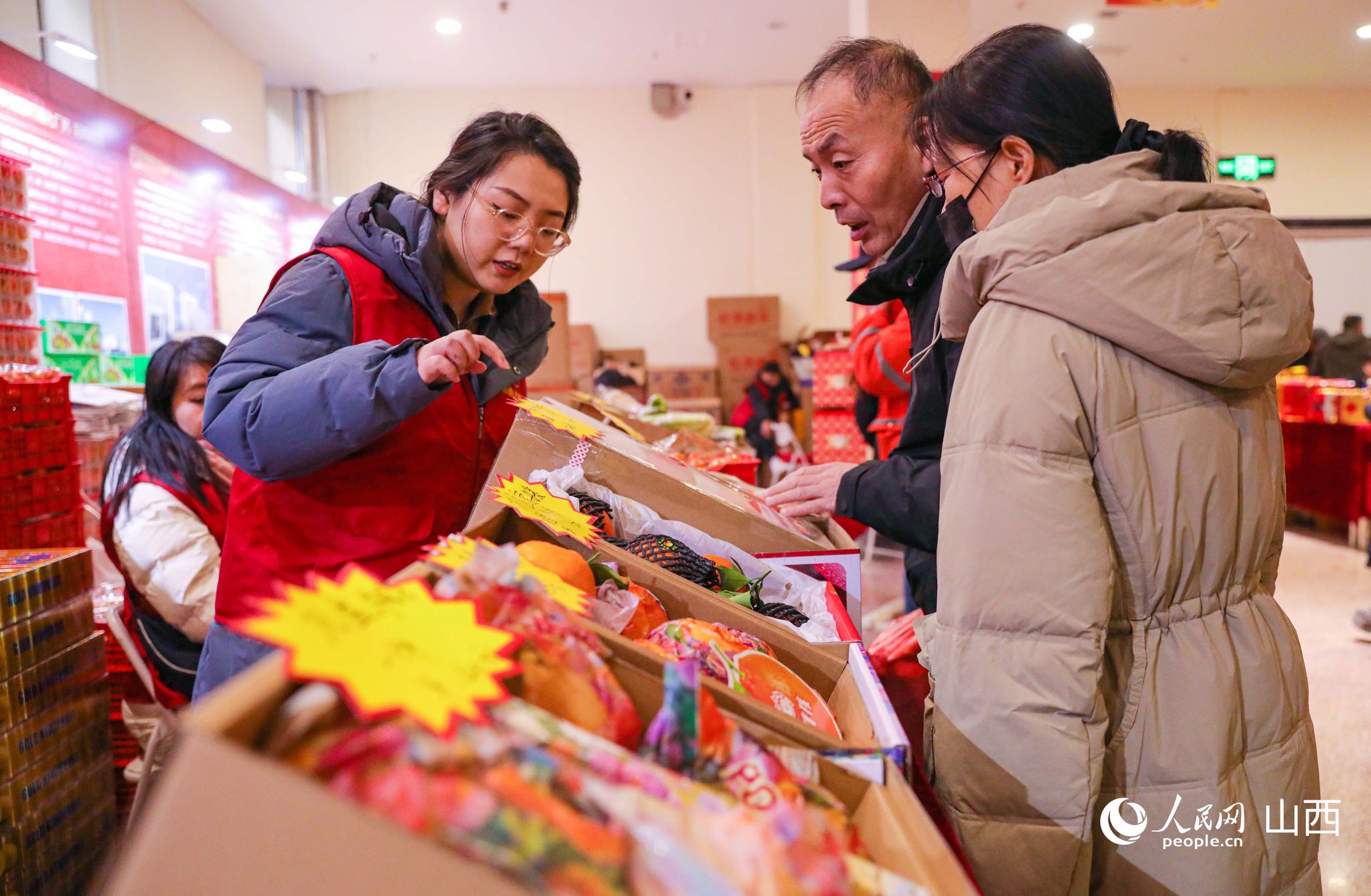 市民选购新鲜水果。人民网记者&nbsp;王帆摄