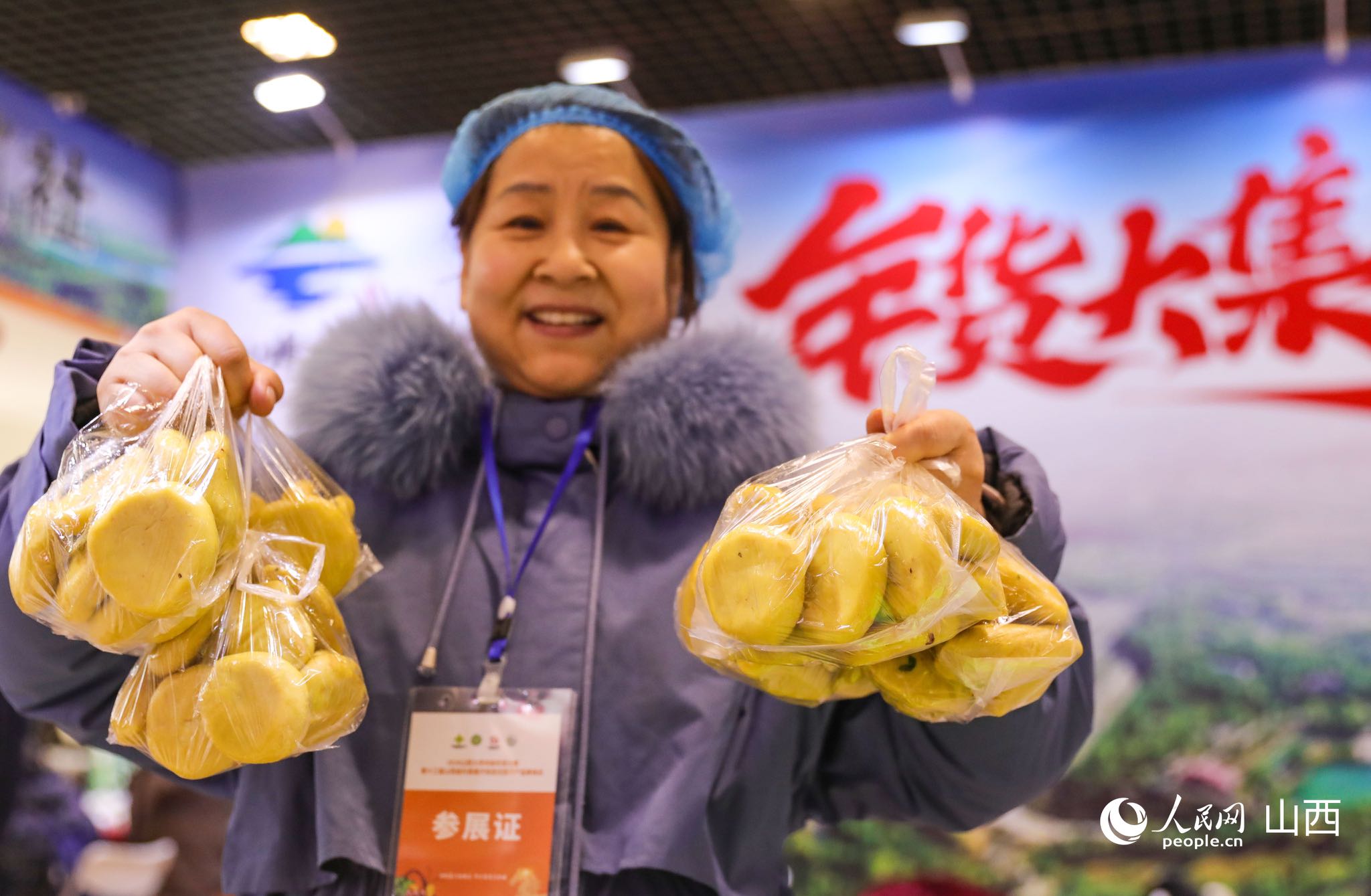 商家展示山西传统油糕。人民网记者&nbsp;王帆摄