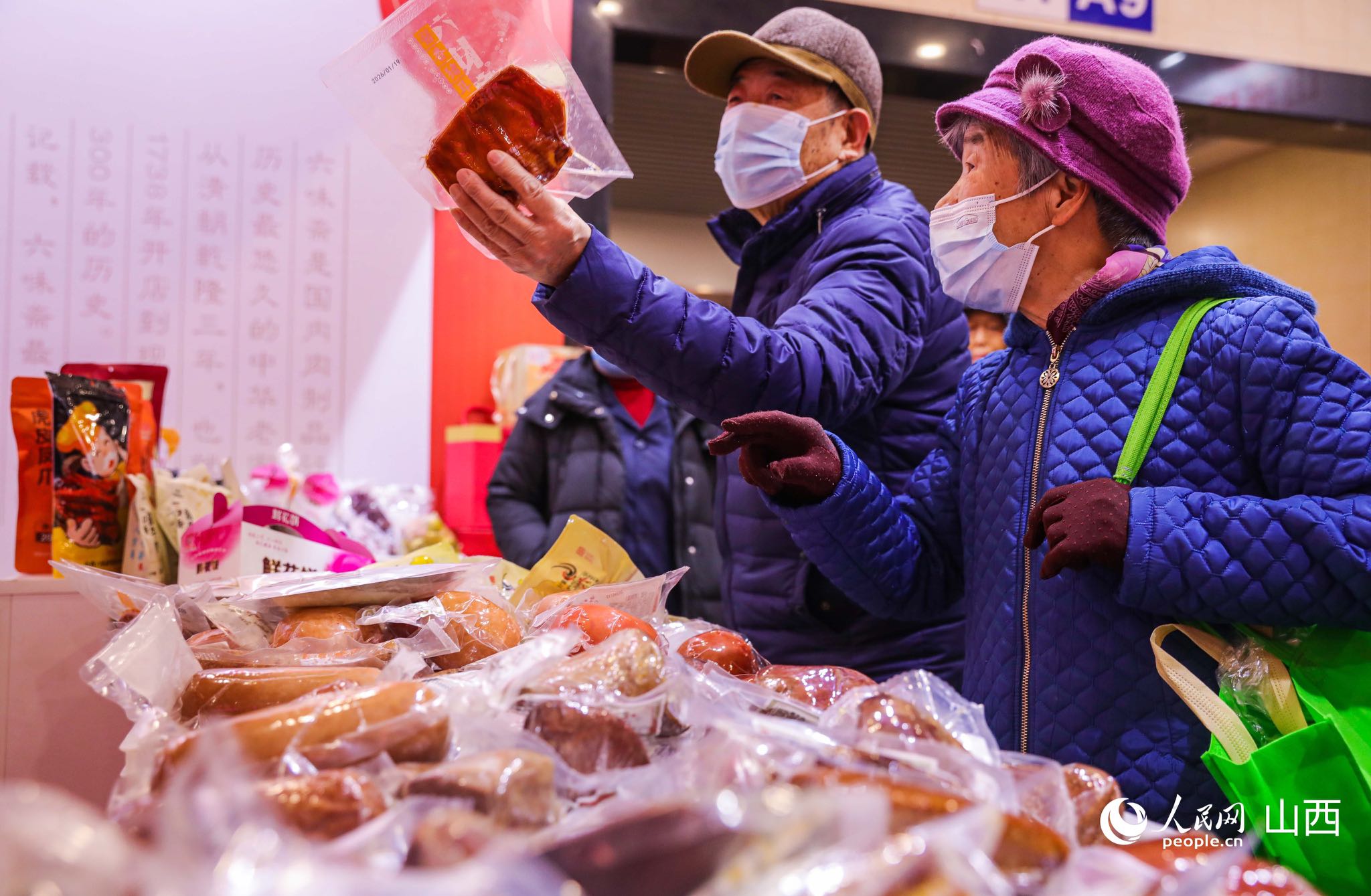 市民挑选各类肉类产品。人民网记者&nbsp;王帆摄