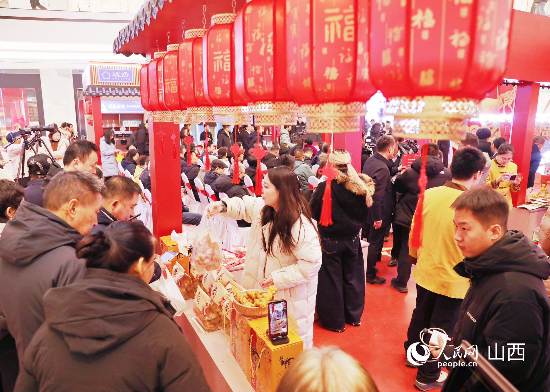 市民在现场了解各类产品。人民网记者 王帆摄