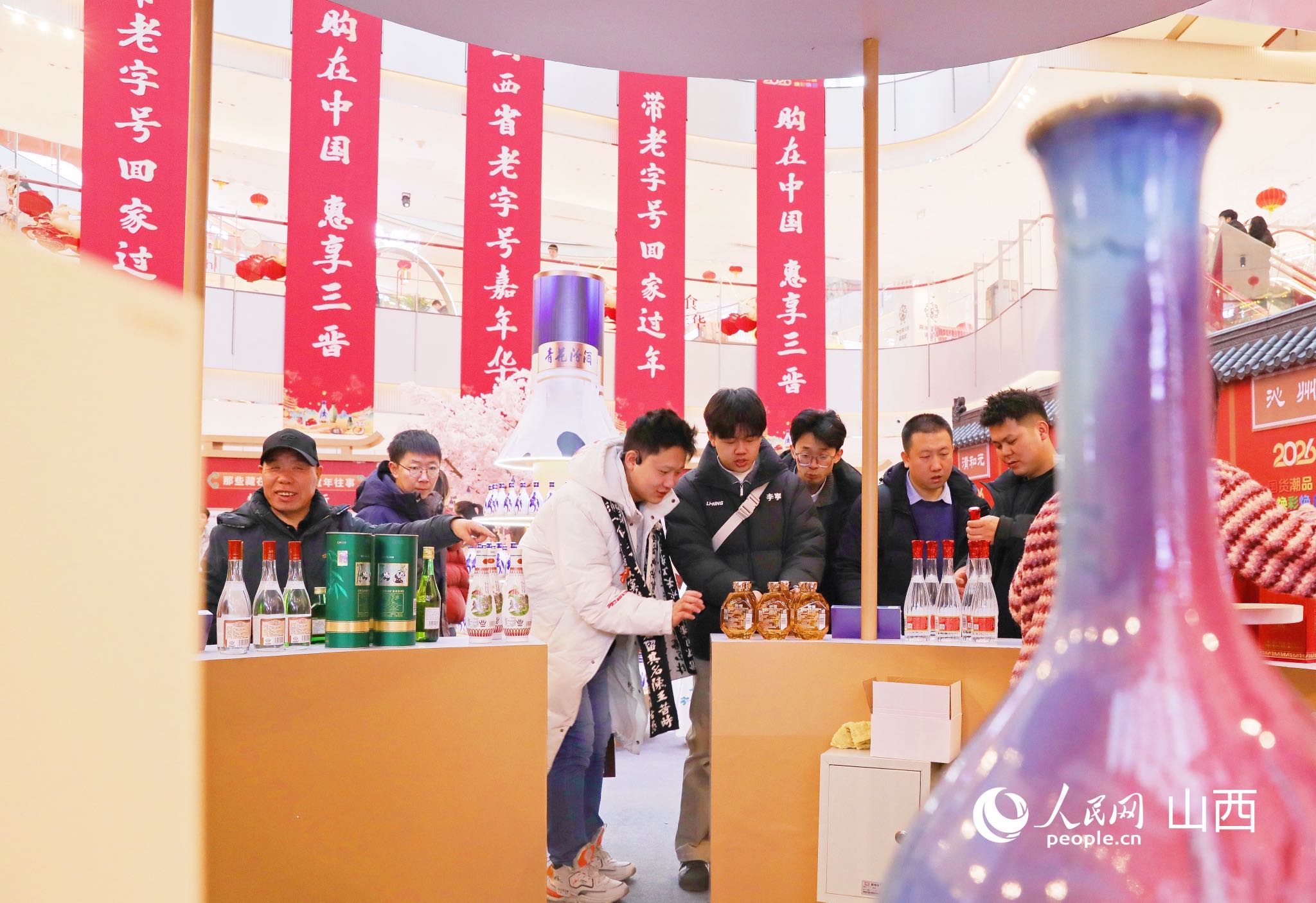 活动现场，市民挑选商品。人民网记者 王帆摄