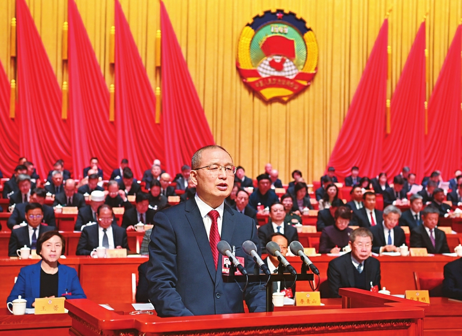 張春林作省政協常委會工作報告。記者王瑞瑞攝