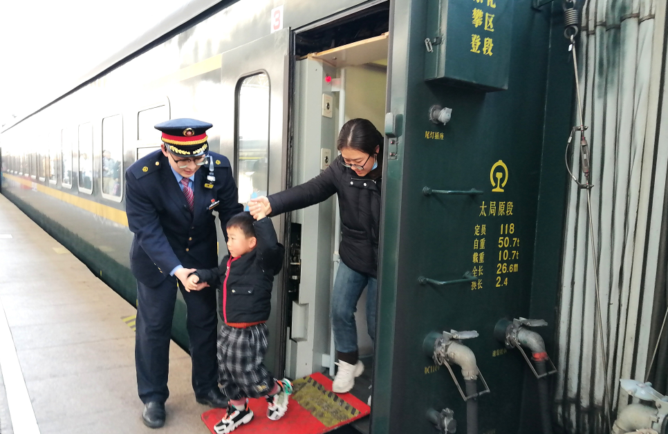 李熙辰帮助旅客下车。